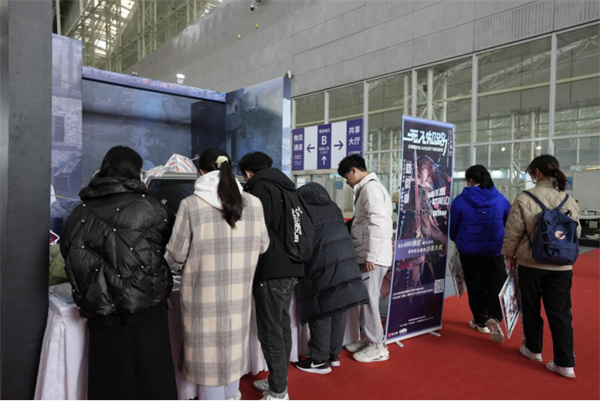 图03-难不倒我！小伙伴们聚集在《无人知路》区解谜.jpg